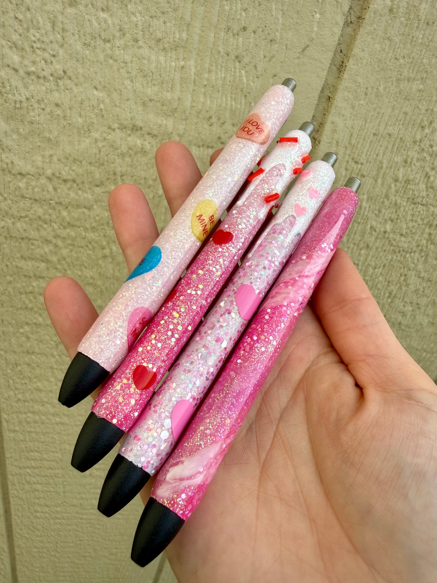 4 Pack Valentine’s Day inkjoy gel Pens!