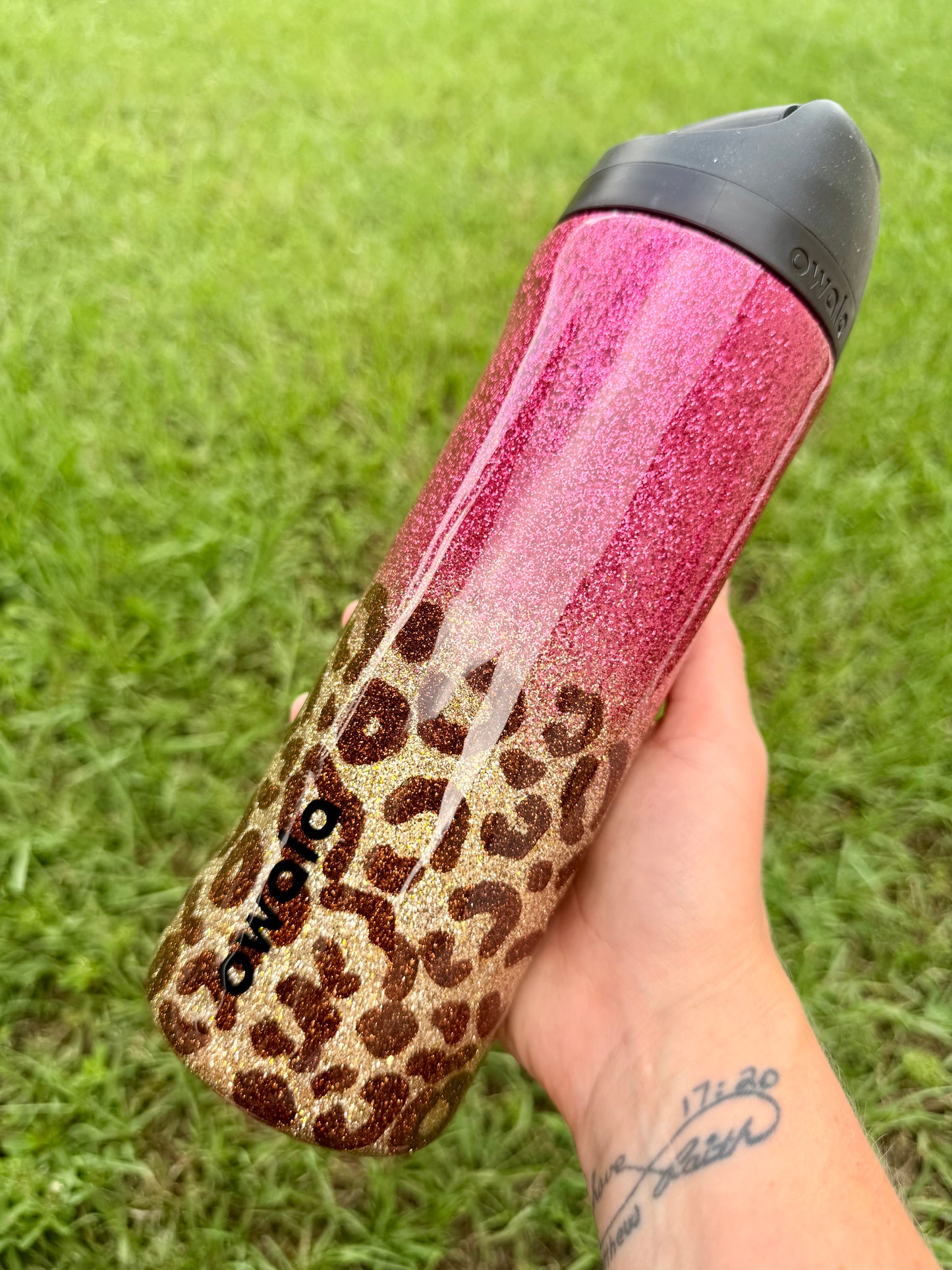 24oz Owala Magenta Leopard Ombre