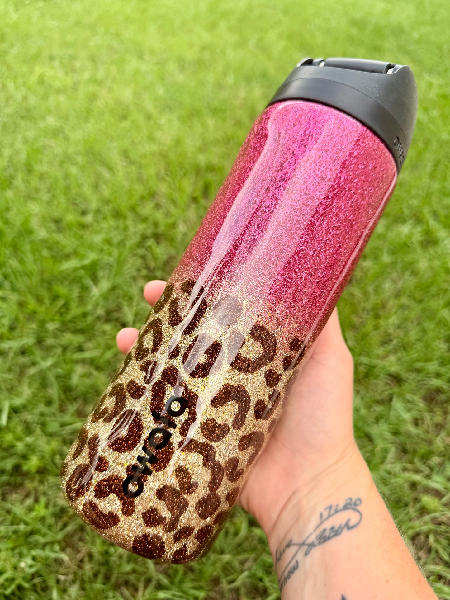 24oz Owala Magenta Leopard Ombre