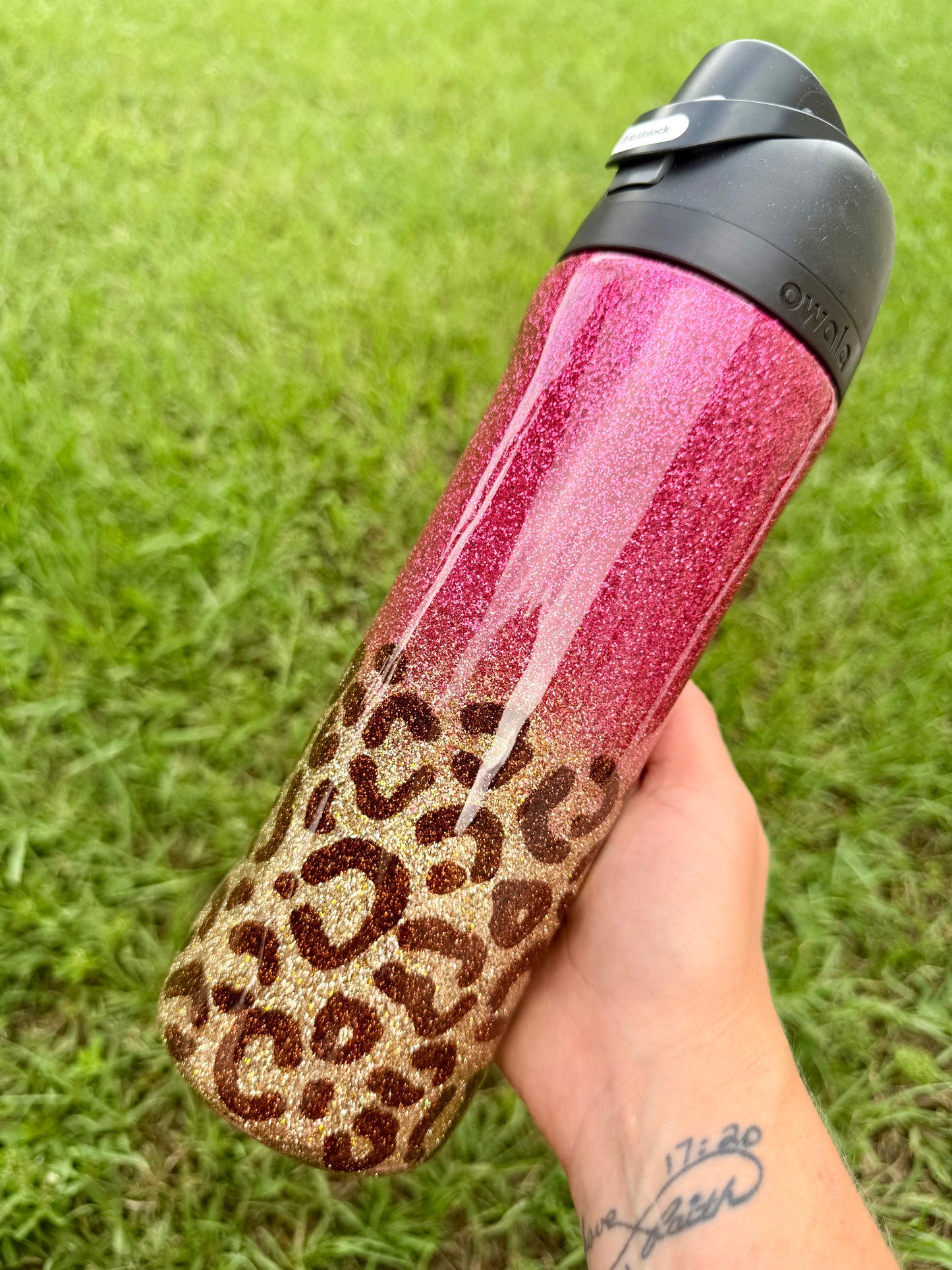 24oz Owala Magenta Leopard Ombre
